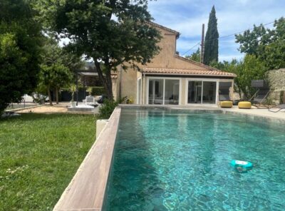 Villa Type 4 avec véranda, sur 1000m² de jardin arboré clos avec piscine