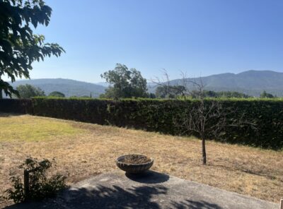Villa de plain pied de Type 4 sur 2600m² de terrain avec grand garage attenant et dépendance