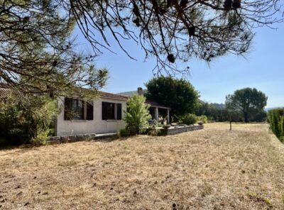 Villa de plain pied de Type 4 sur 2600m² de terrain avec grand garage attenant et dépendance